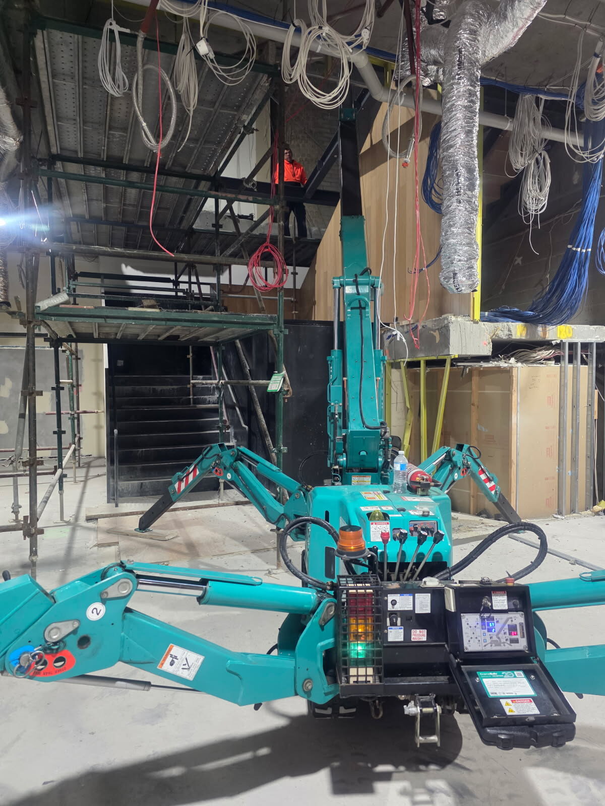 2.85t Maeda spider crane on site